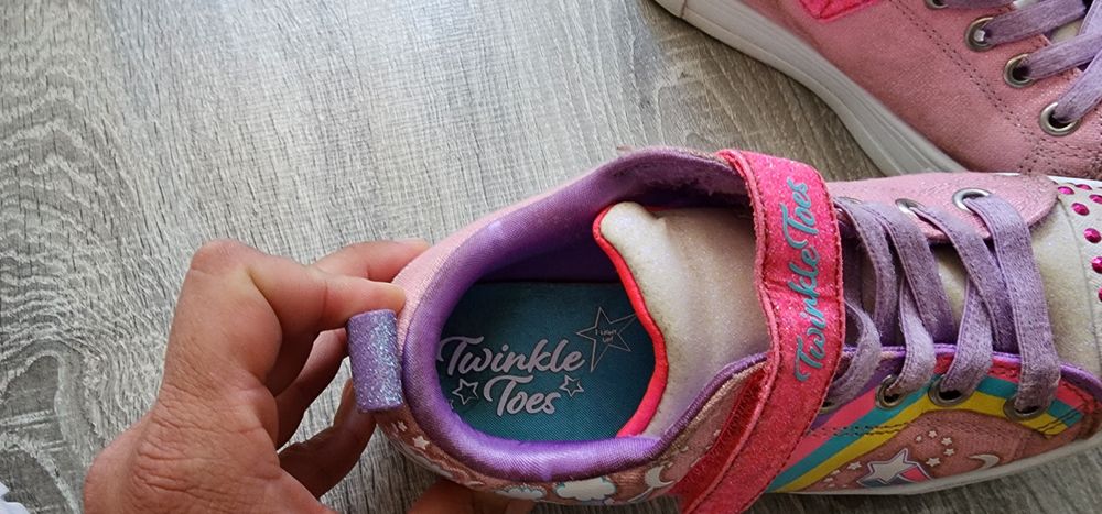 Продавам светещи кецове.