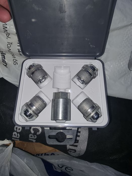 Секретки для тайота 25К оригинал