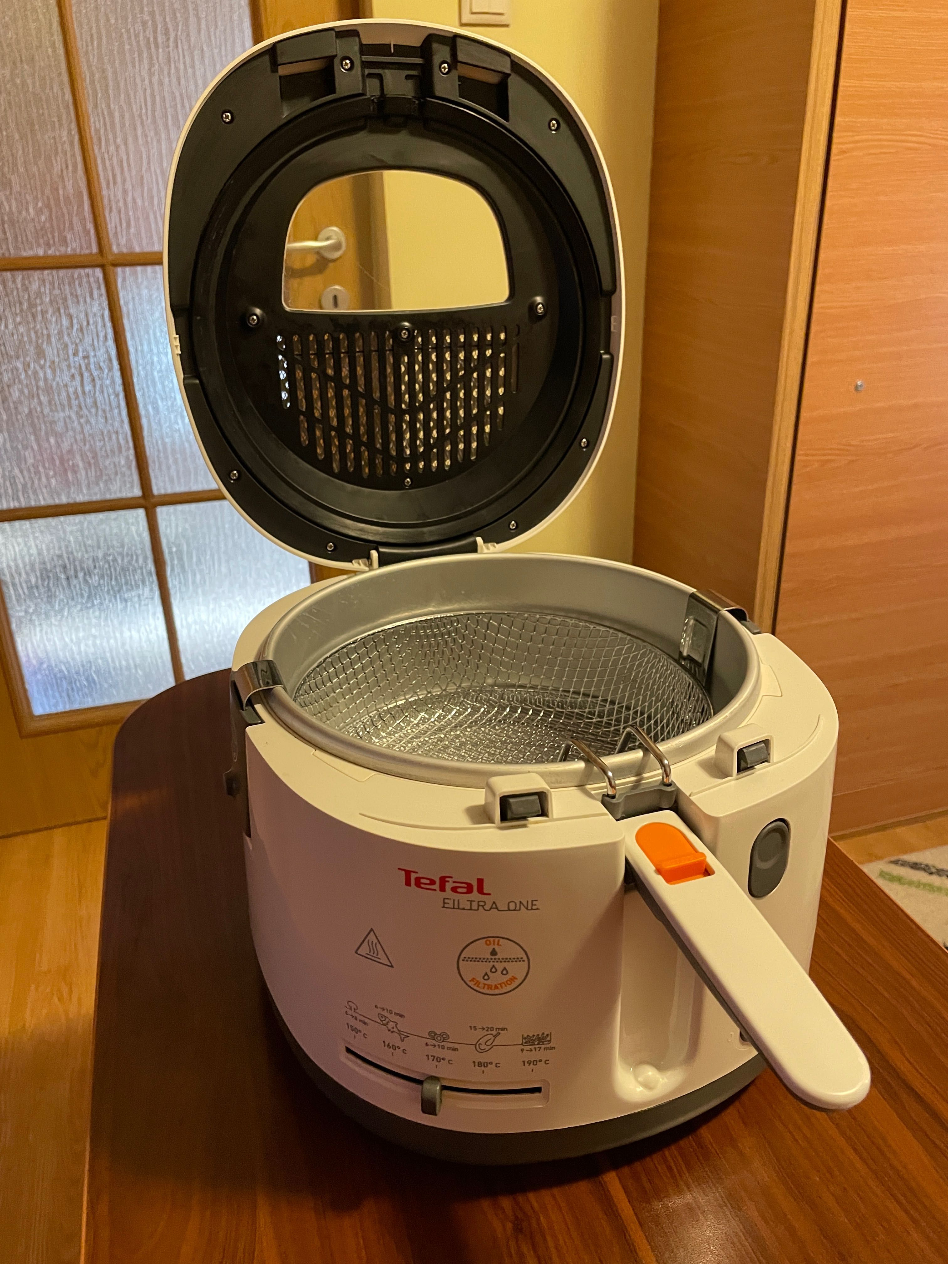 Vand friteuză Tefal, folosită foarte puțin.