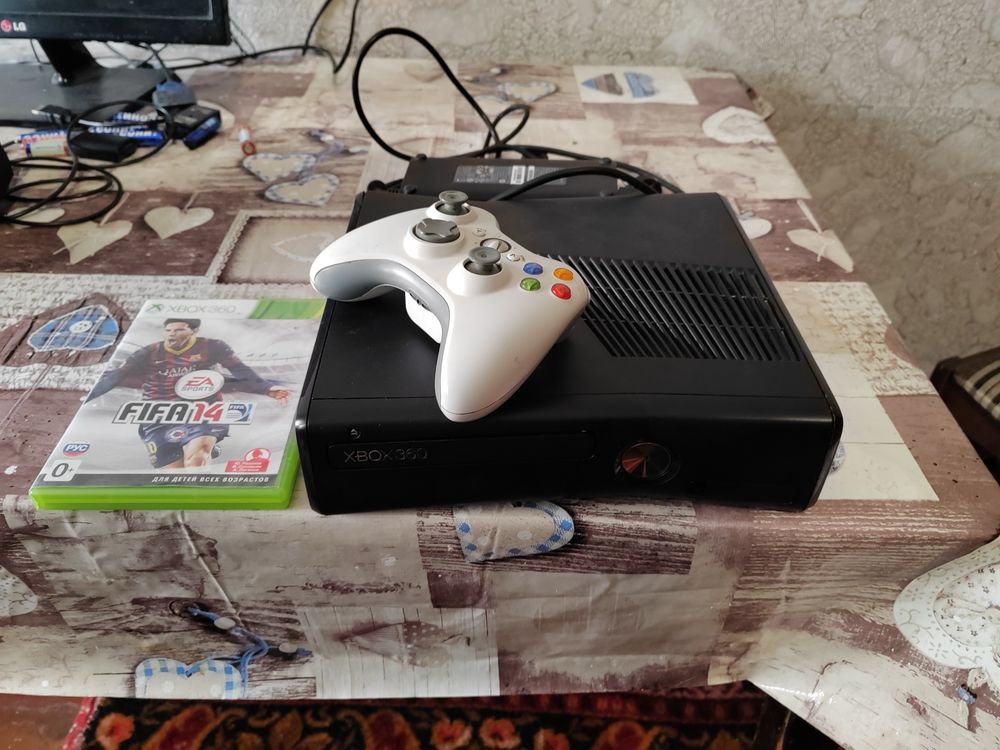 Xbox 360 Slim в хорошем состоянии