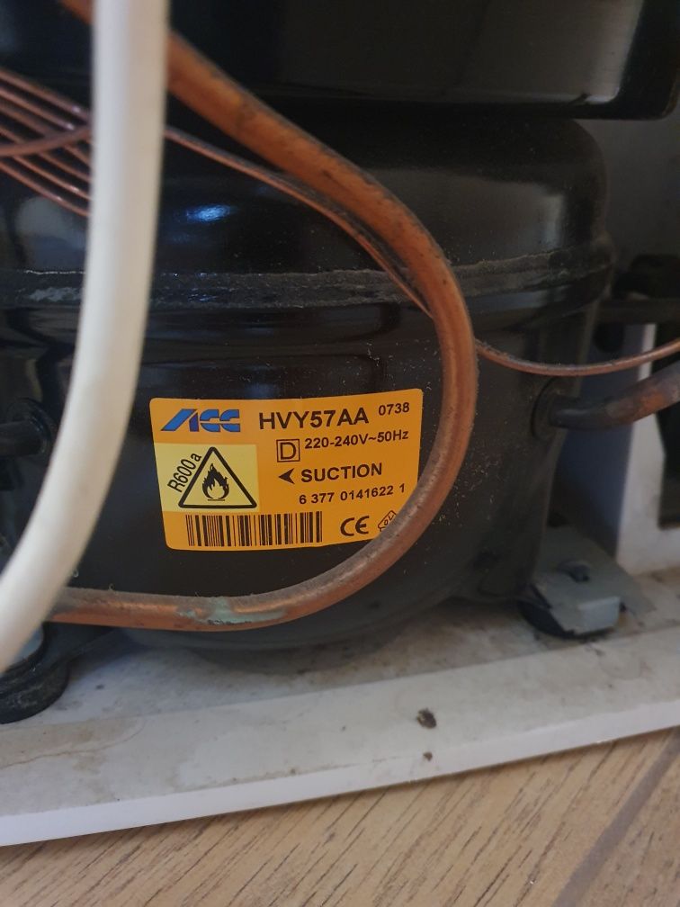 Продавам хладилник за вграждане INDESIT