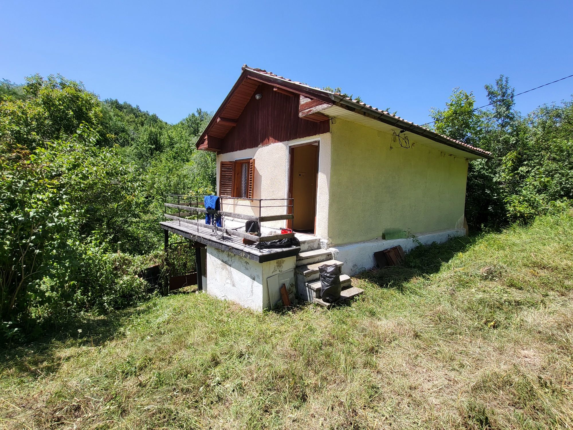 Продавам къща с двор
