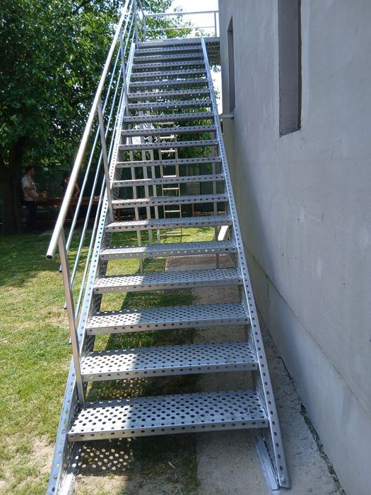 Vindem scări zincate de exterior