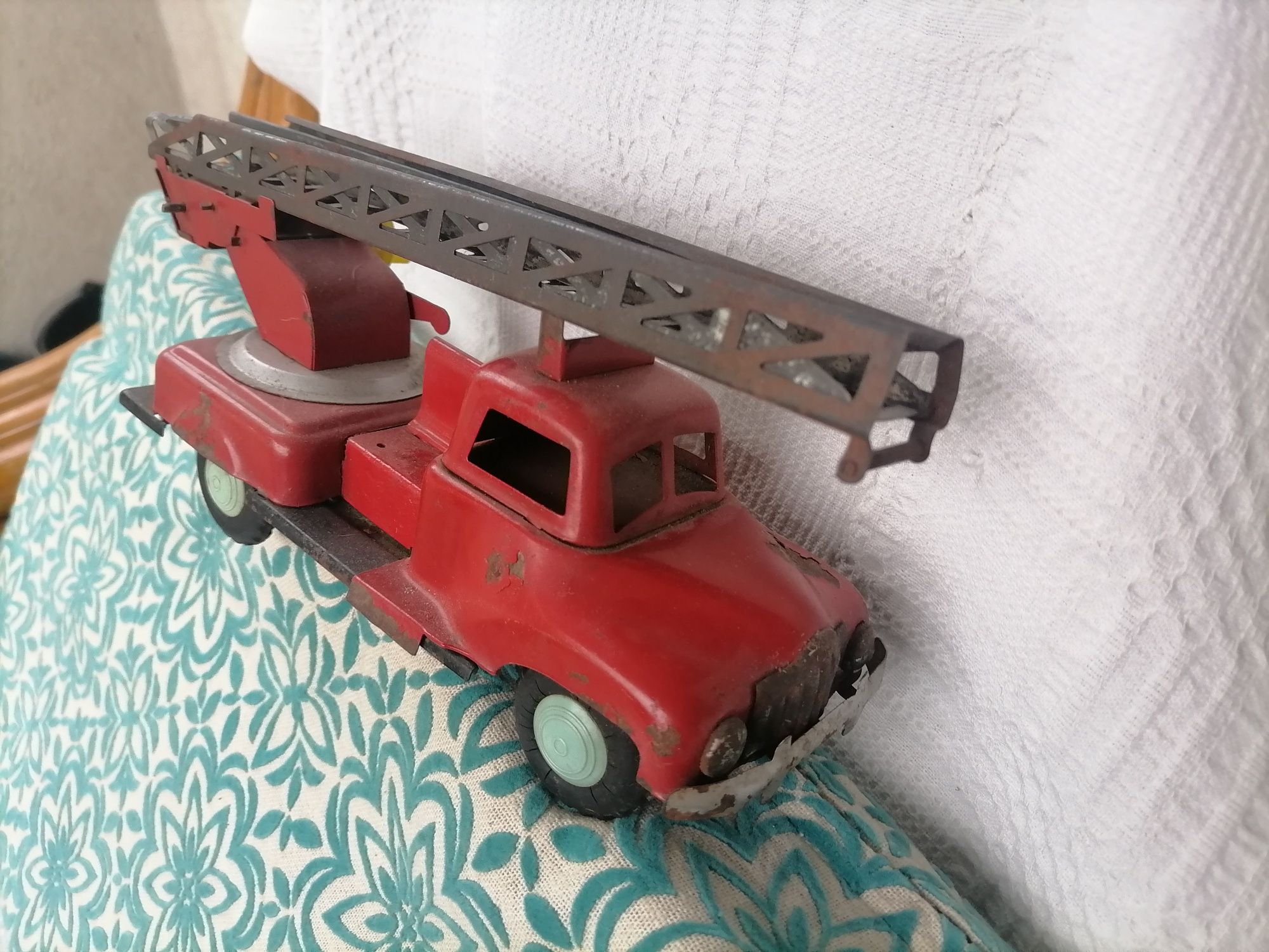 Много стара ламаринена играчка пожарна