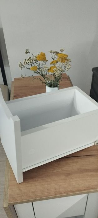 Трапезна разтегателна маса с 4 чекмеджета.