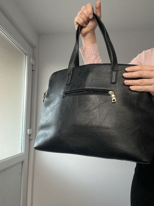 Vând geantă de culoare neagră.