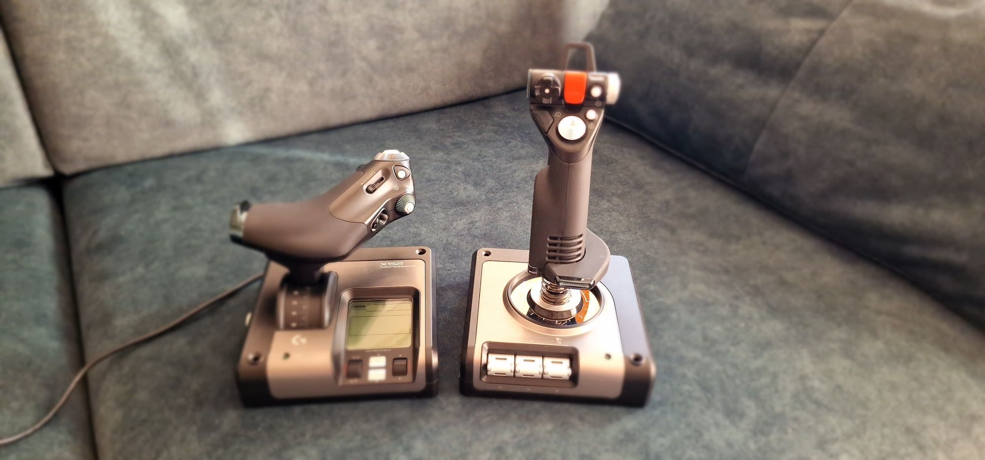 Vând HOTAS  logitech X52 (joystick + throttle)