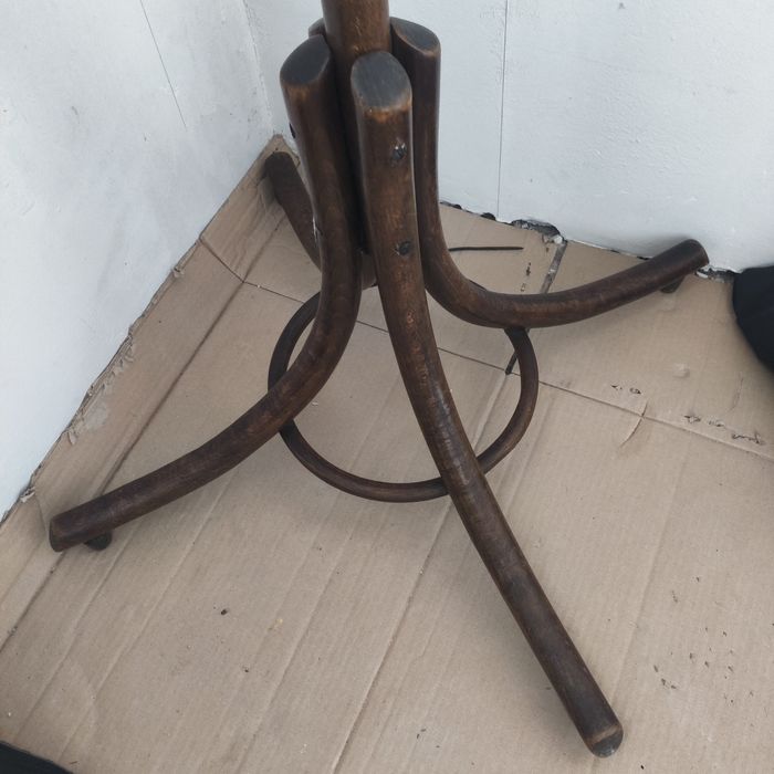 Дървена закачалка