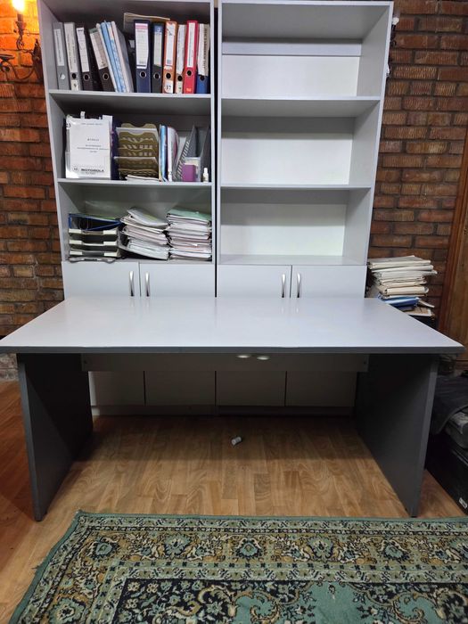 Офисные шкафы и столы в хорошем состоянии