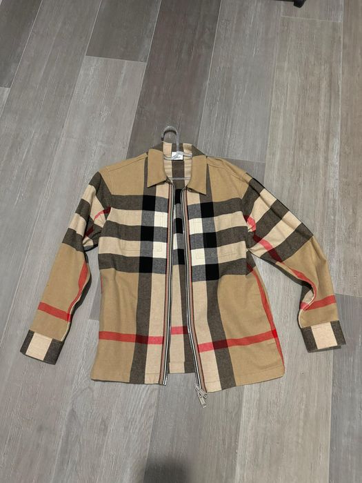 Риза-Яке BURBERRY Оригинално Чисто ново Размер М