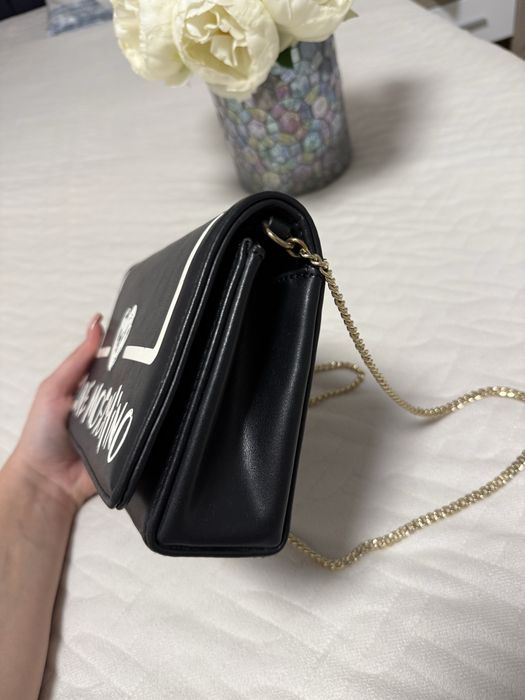 Продавам оригинална чанта Love Moschino.Без скъсвания,без петна.