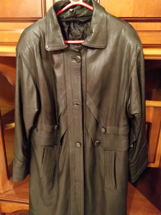 Vând haină de piele naturală, lungă, culoare negru-Marimea XL