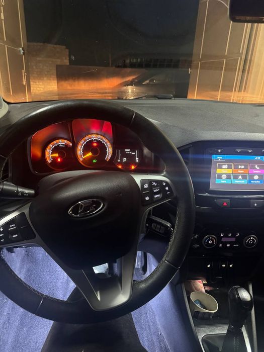 Машина Lada Xray Cross