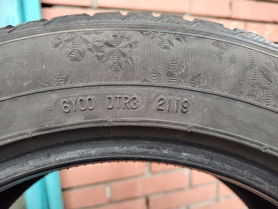 Продавам 2 зимни гуми 225/55/17 Semperit