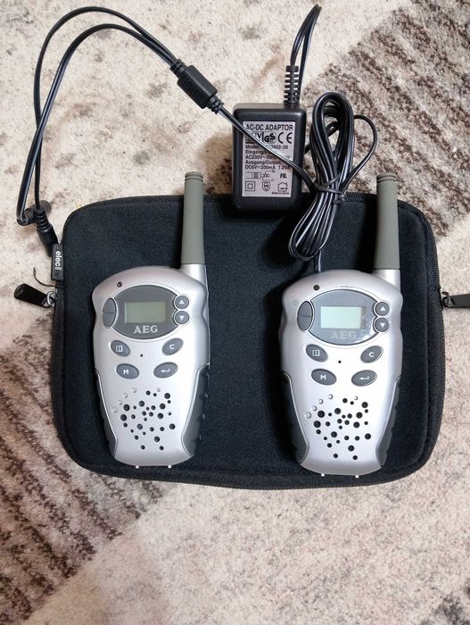 Statii AEG walkie talkie aproape noi