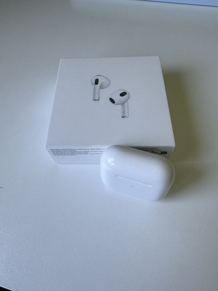 Apple AirPods 3 с lightning кабел