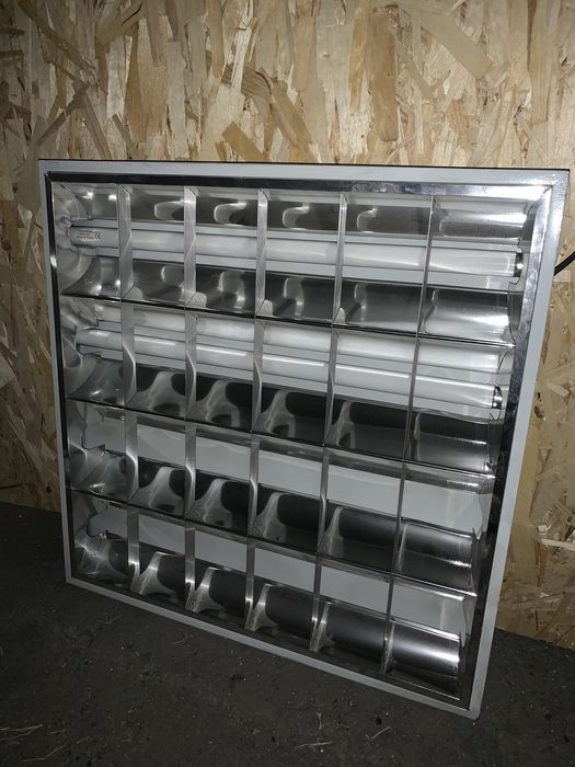 Растровый встраиваемый светильник с люминесцентными лампами