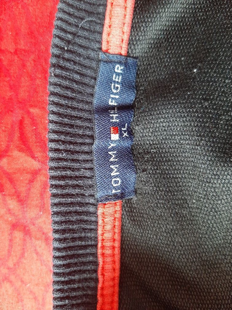 Bluza Tommy Hilfiger 
Stare : 10/10 ca nou
Am primit o si nu am purtat