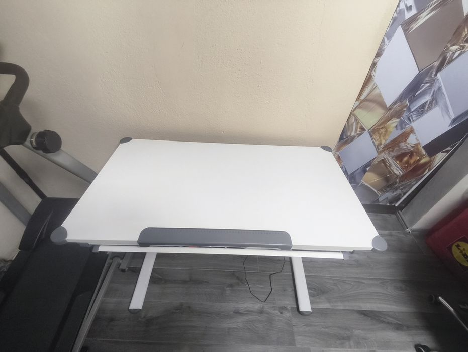 Birou reglabil pe înălțime