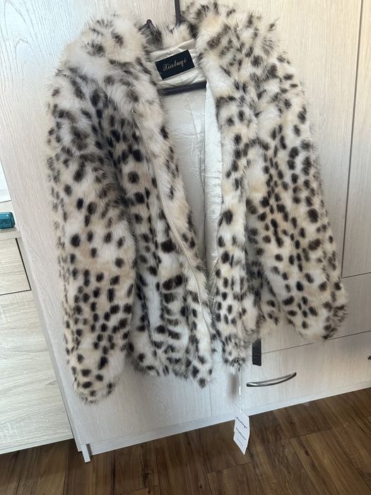 Шуба искусственная укороченная с копюшоном.Новая