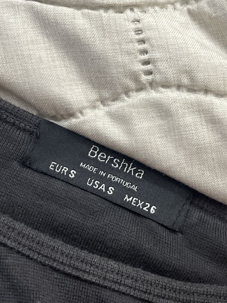 Черна тениска от Bershka размер XS