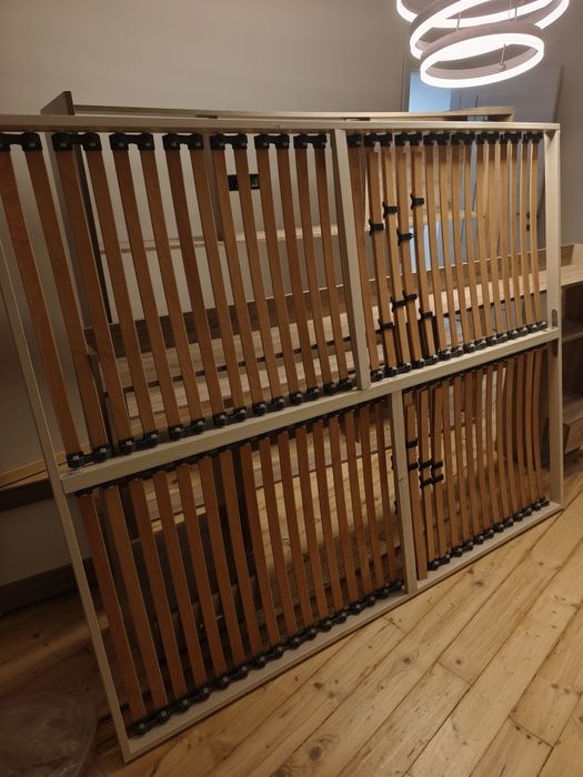 Спалня с рамка и нощни шкафчета