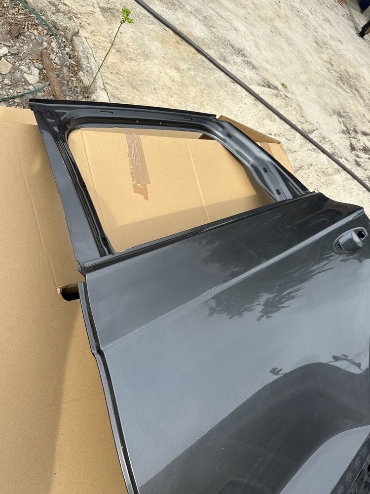 VW Touareg 2019 - задна лява врата