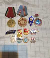 Советские значки и медали.