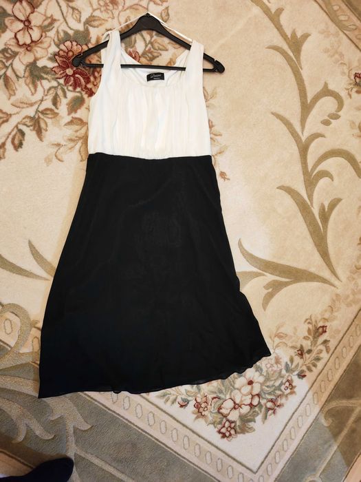 Vand rochie alb si negru
