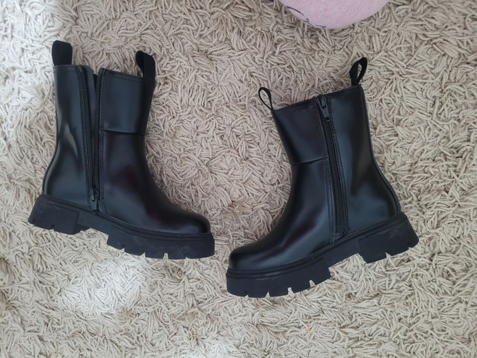 Ghete  marca H&M NOI