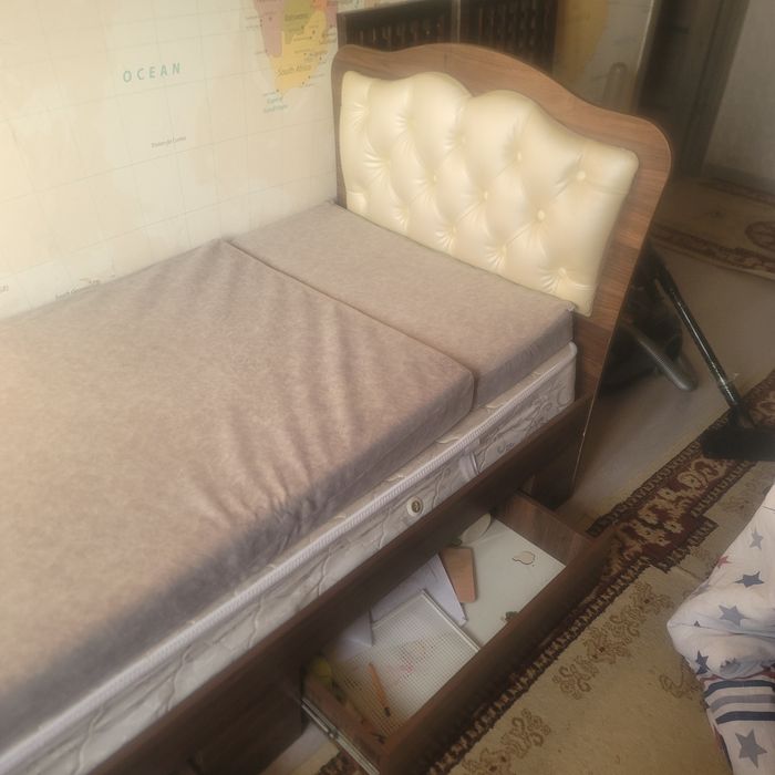 Кровать односпальная  в хорошем состоянии вместе с 2мя матрсами