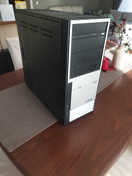 Лот компютърни кутии със захранвания и дънни платки