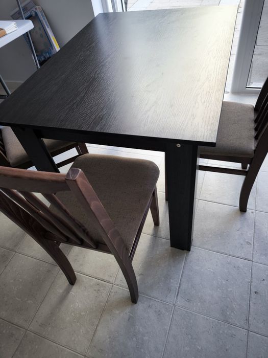 Трапезни столове и трапезни маси.