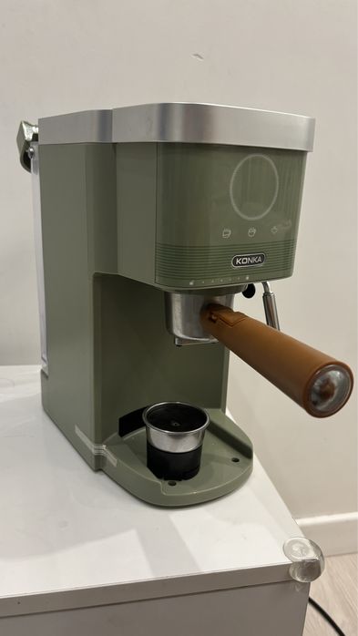 Кофемашина KONKA - стильная и компактная.