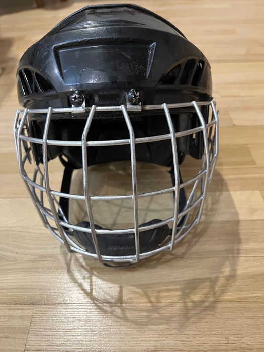 Продам хоккейный шлем , M взрослый