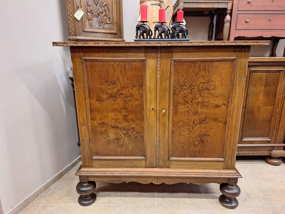 Гардероб, шкаф с богата дърворезба