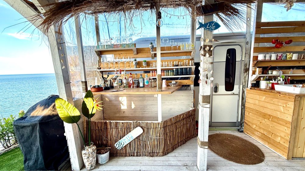 Продавам каравана Hobby 650 с навес на къмпинг Делфин