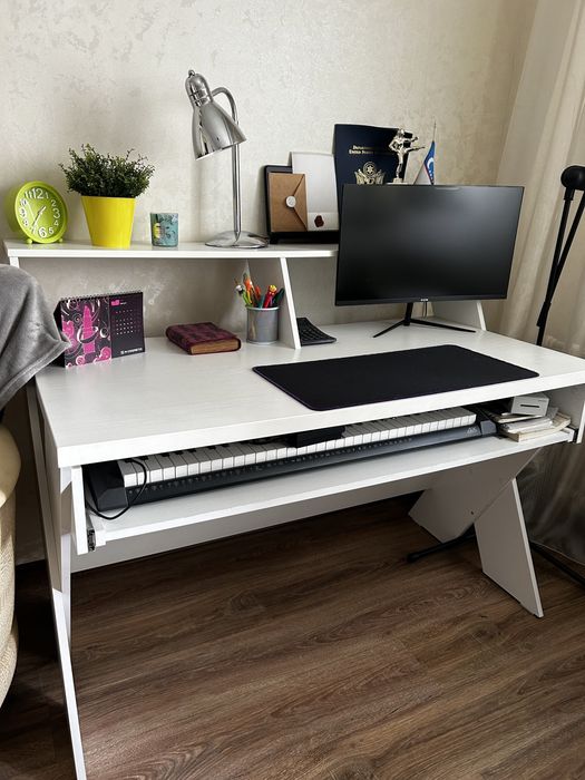 белый письменный стол (ламинированное дсп)