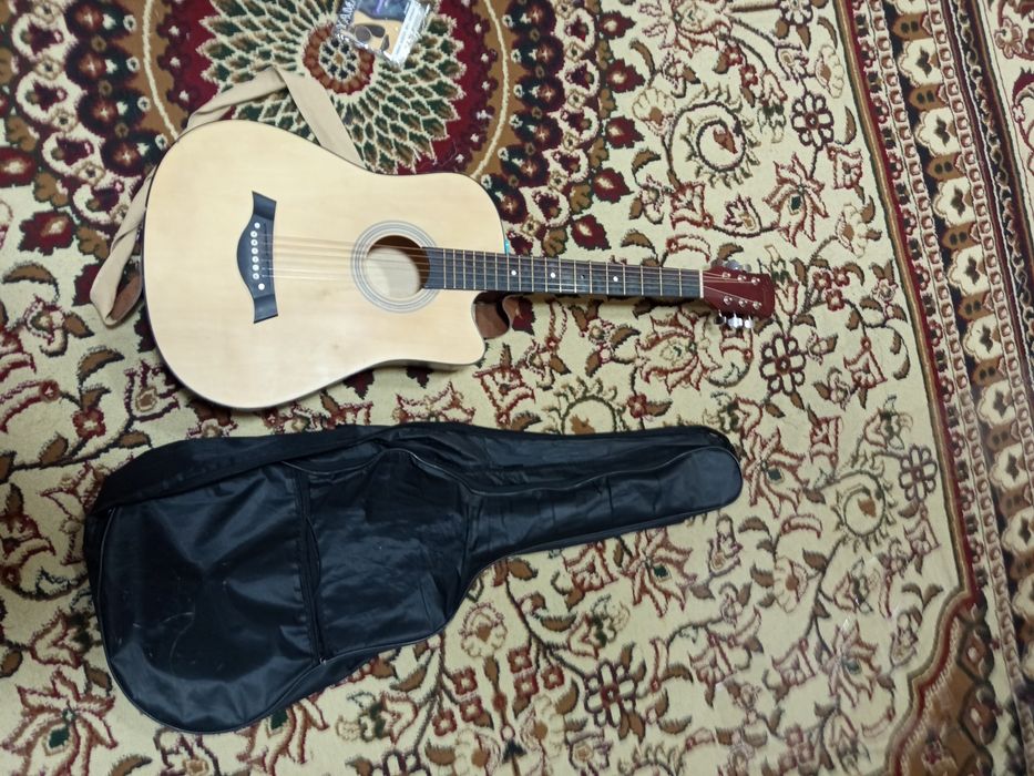 Akkustik gitara sotiladi