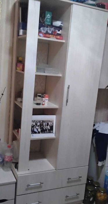 Навесной шкаф и этожерка