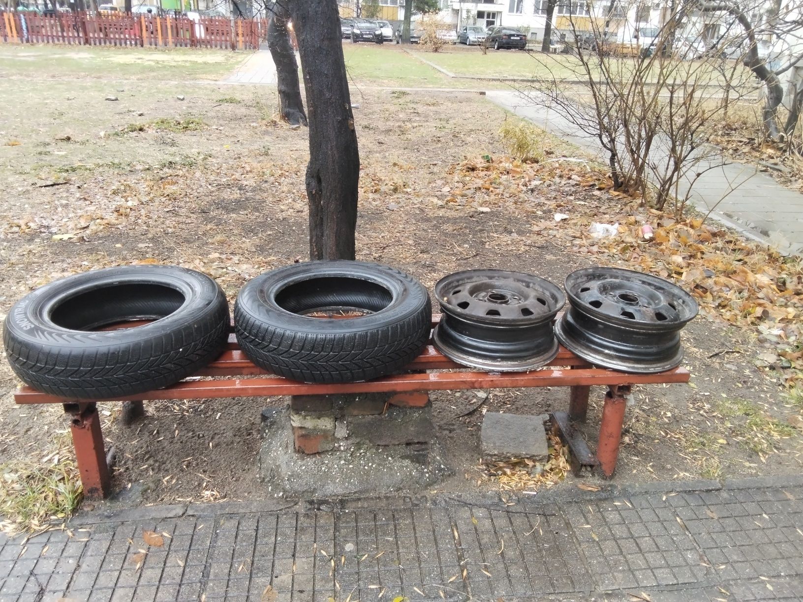 2 зимни гуми с джантите за Форд ка и фиеста и пума 155х13за резервни