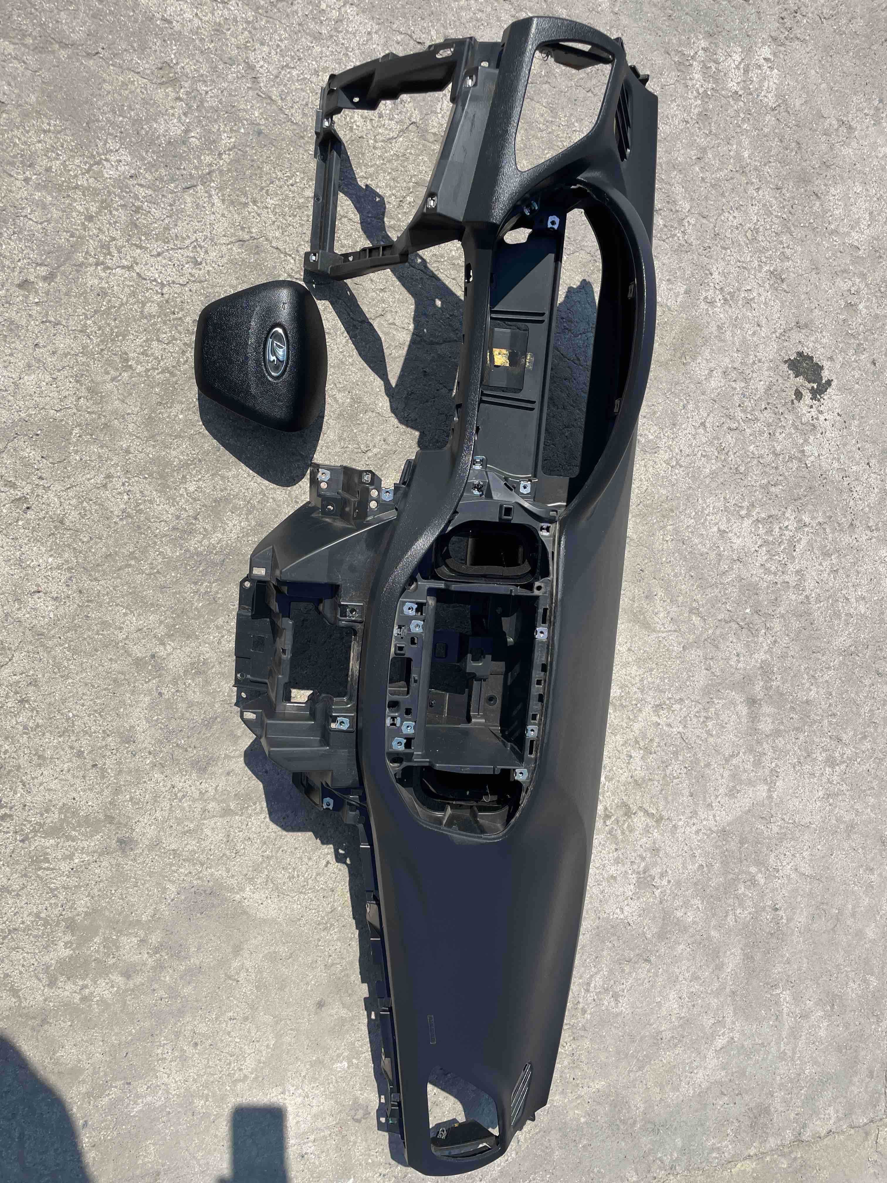 Арматурно табло с еърбеци за Lada Vesta 1.6i 106 ph, 5sp. engine 21129