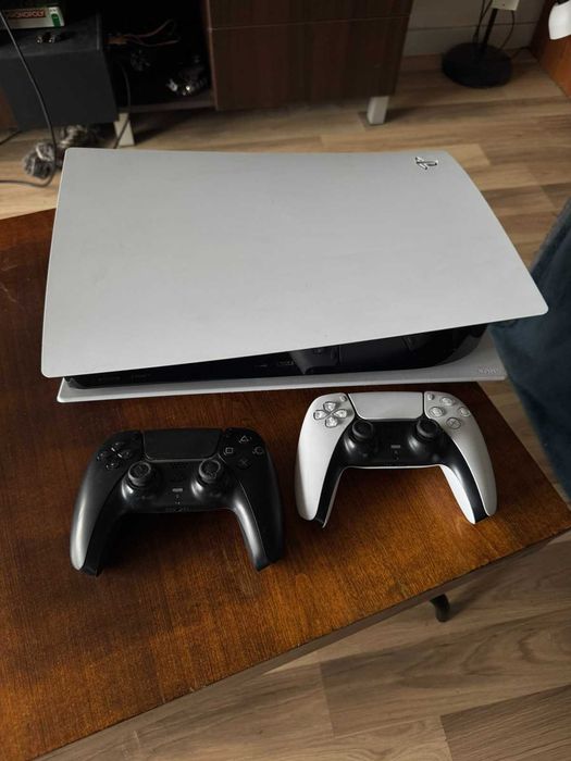 PlayStation 5 + 2 джойстика + g29 в отлично състояние