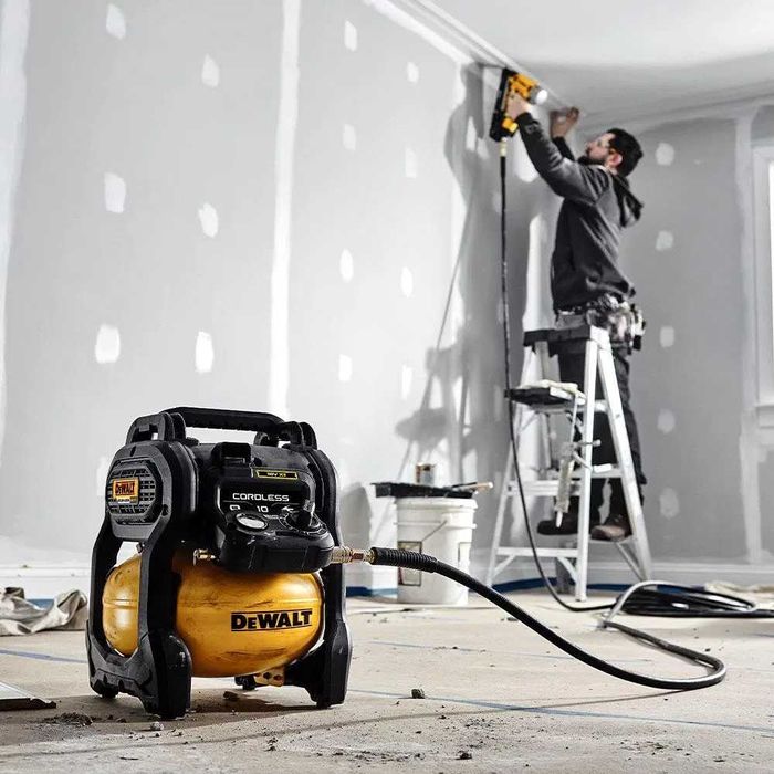 Акумулаторен компресор DeWALT DCC1054 безмаслен 54V, 9.3bar