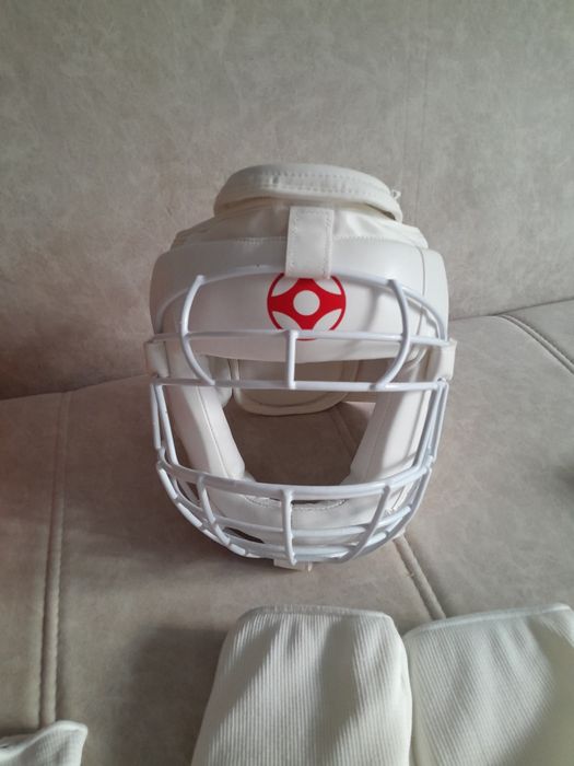 Продам шлем и защиту киокушинкай