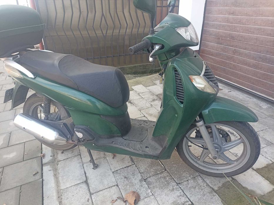 scuter honda sh 125 se conduce cu B