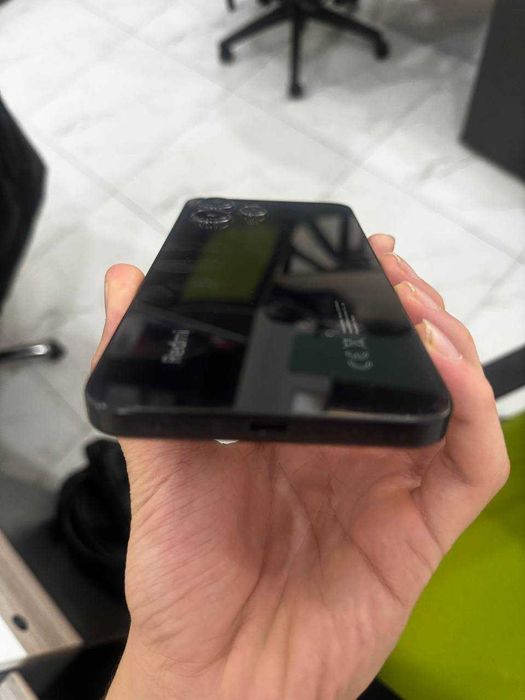 Redmi 12 , qiz bola tutgan