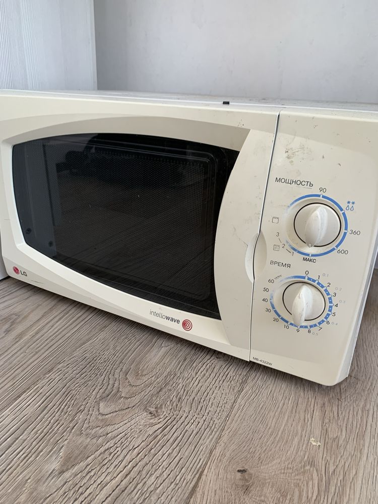 Продам микроволновку, ковер, стол