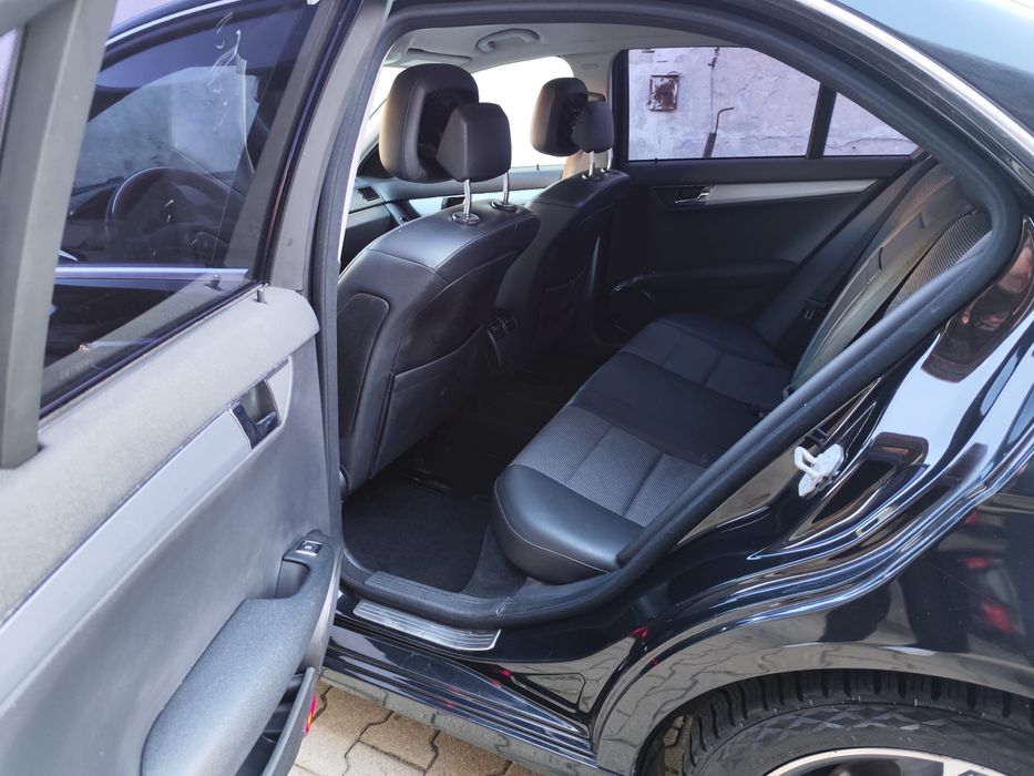 Vând Mercedes C200 diesel berlină.
