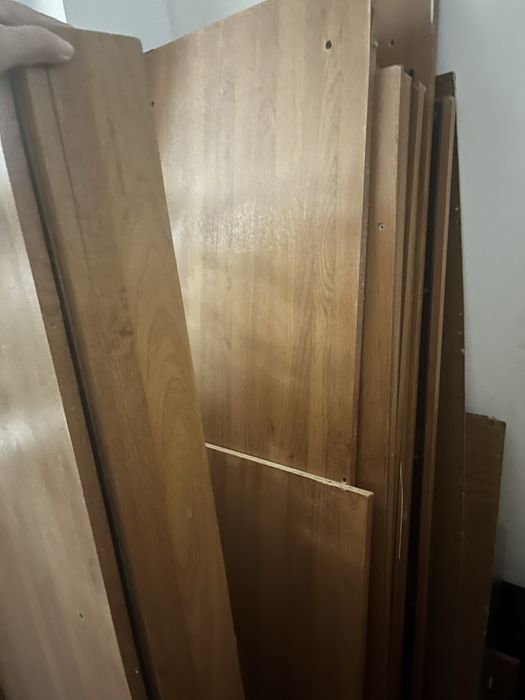 Отдам даром полки от шкафа , можно на балкон .